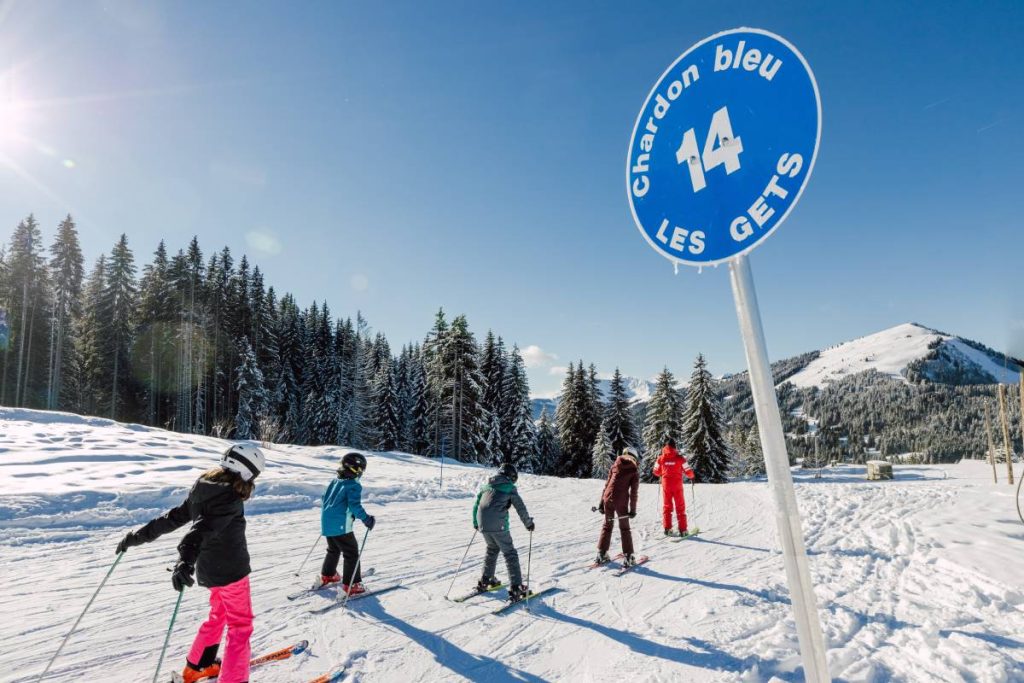 group of skiers in the chardon bleu piste