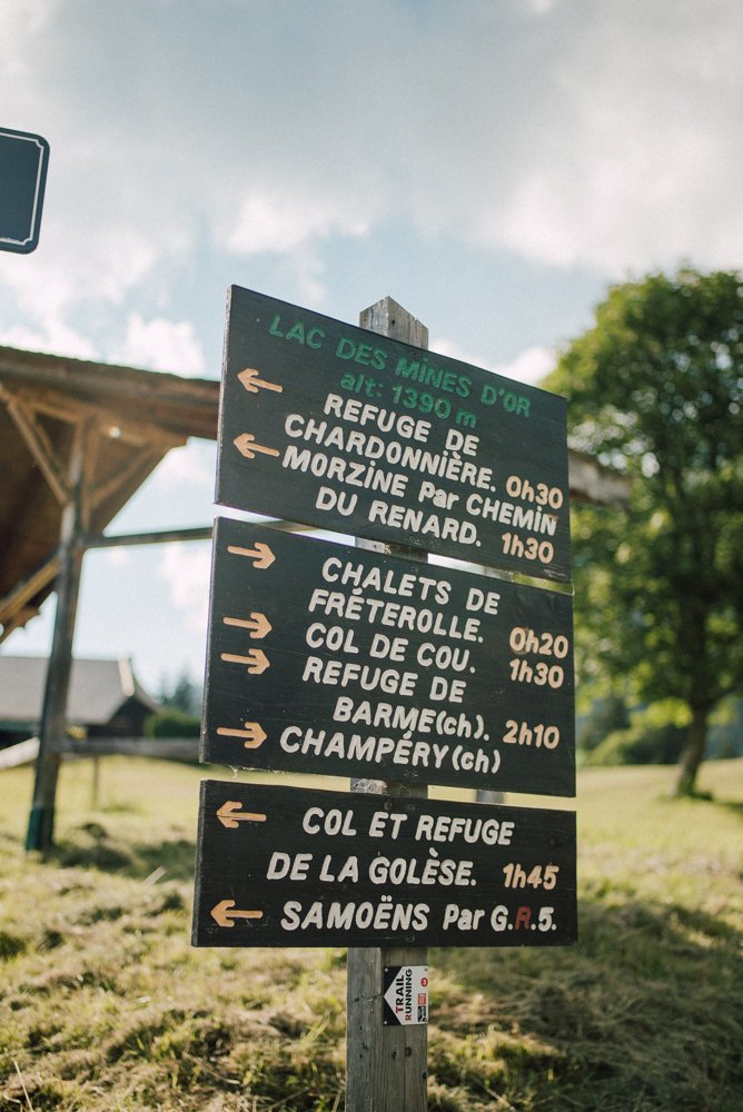 walking sign at lac des mines dor